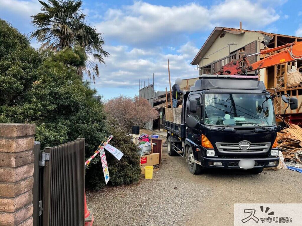 敷地内で解体作業が完結した現場写真