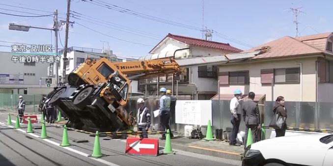 東京・品川区で転倒し、隣家の屋根に先端部分が突き刺さったクレーン車