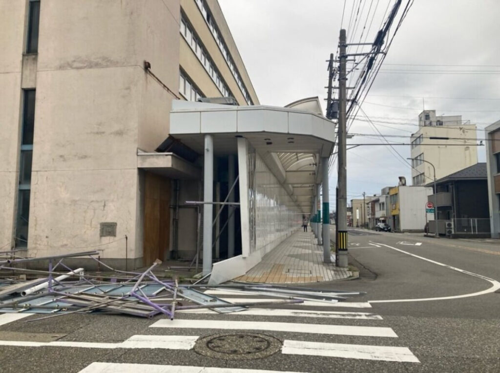 仮囲い倒壊現場（富山県富山市・奥田商店街）