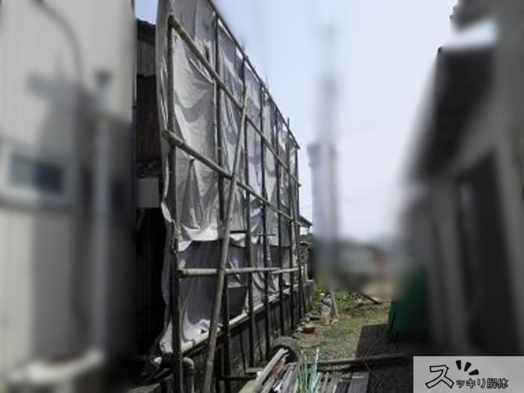 足場と養生シートの設置