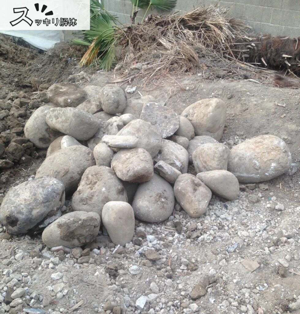 掘り起こされた庭石