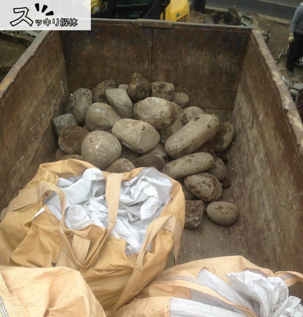 トラックに積み込まれた庭石