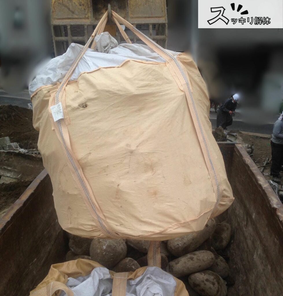 庭石をトラックに積み込む様子