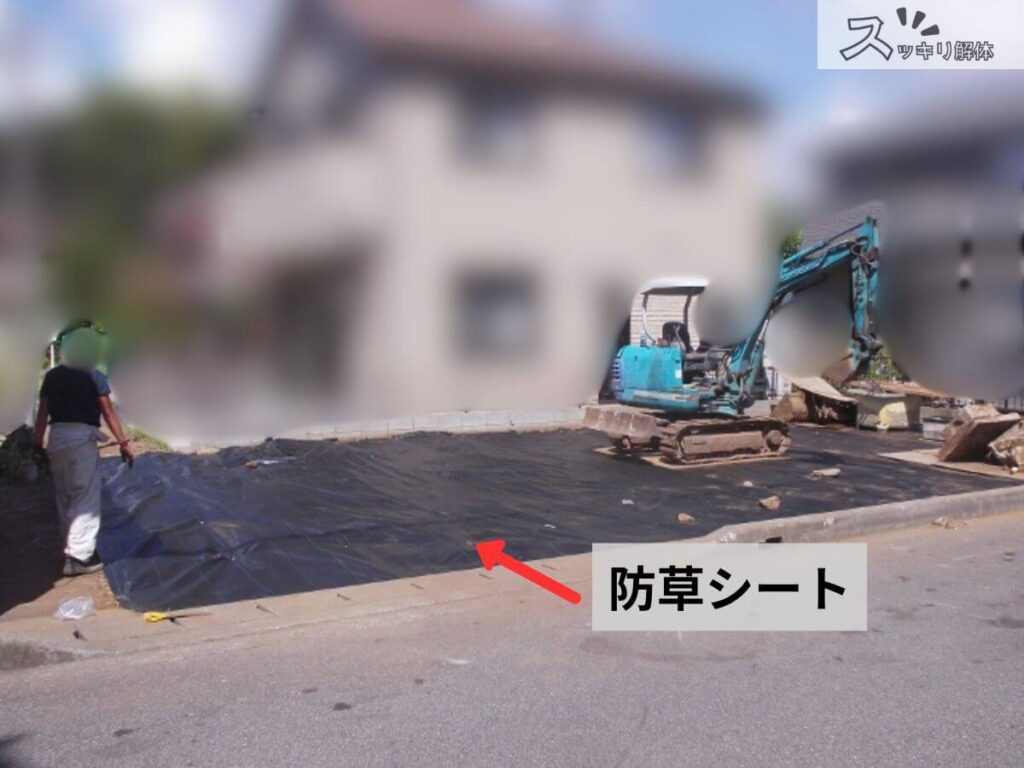 更地のメンテナンスとして防草シートを設置している工事現場の写真