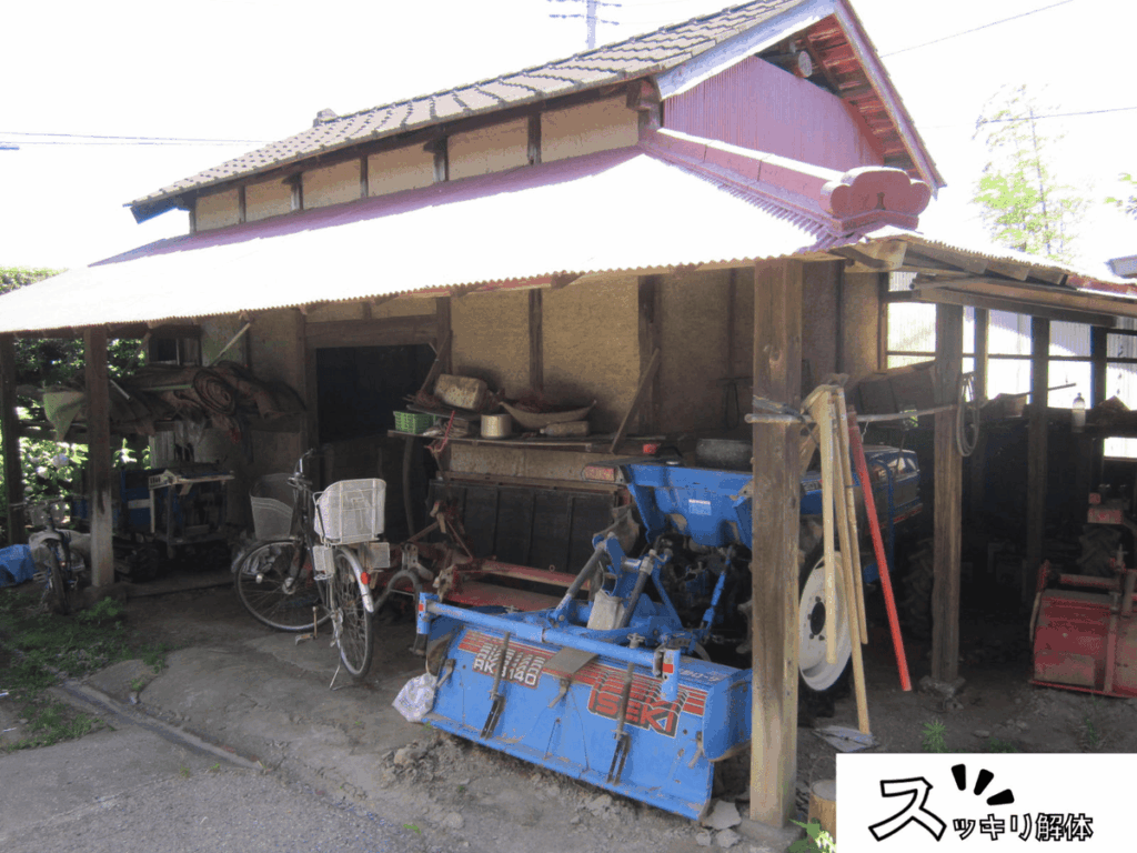 小型のトラクターなど、農機具がたくさん収納されている納屋