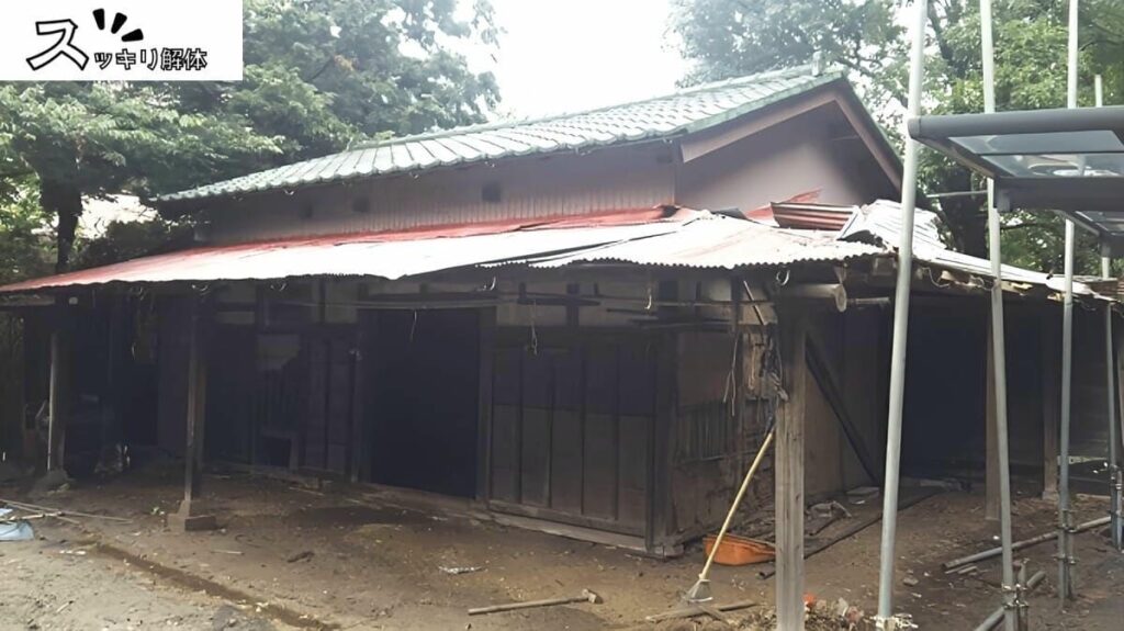 約30坪の大きな木造納屋。解体前の残置物撤去で空になり、全貌が見えている様子