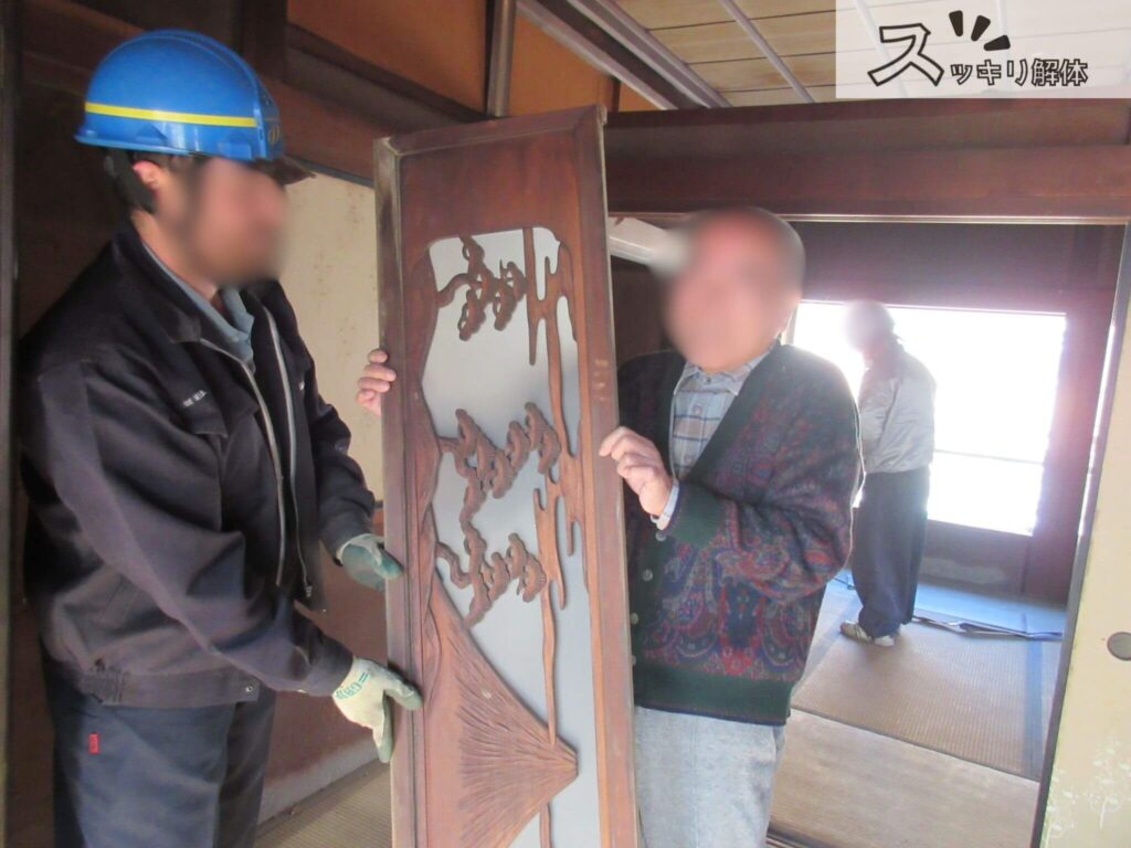 施主と解体業者が欄間を持つ様子