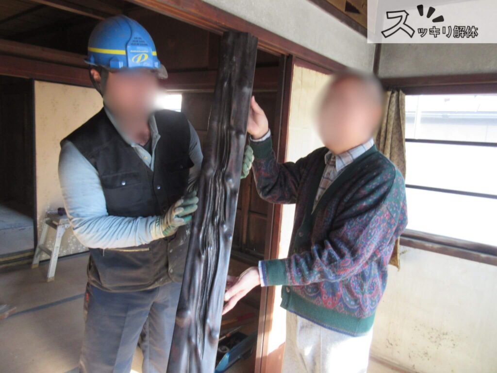 施主と解体業者が柱を持つ様子