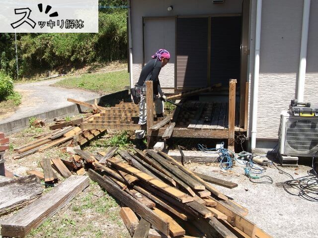 解体業者がウッドデッキを手作業で撤去する様子