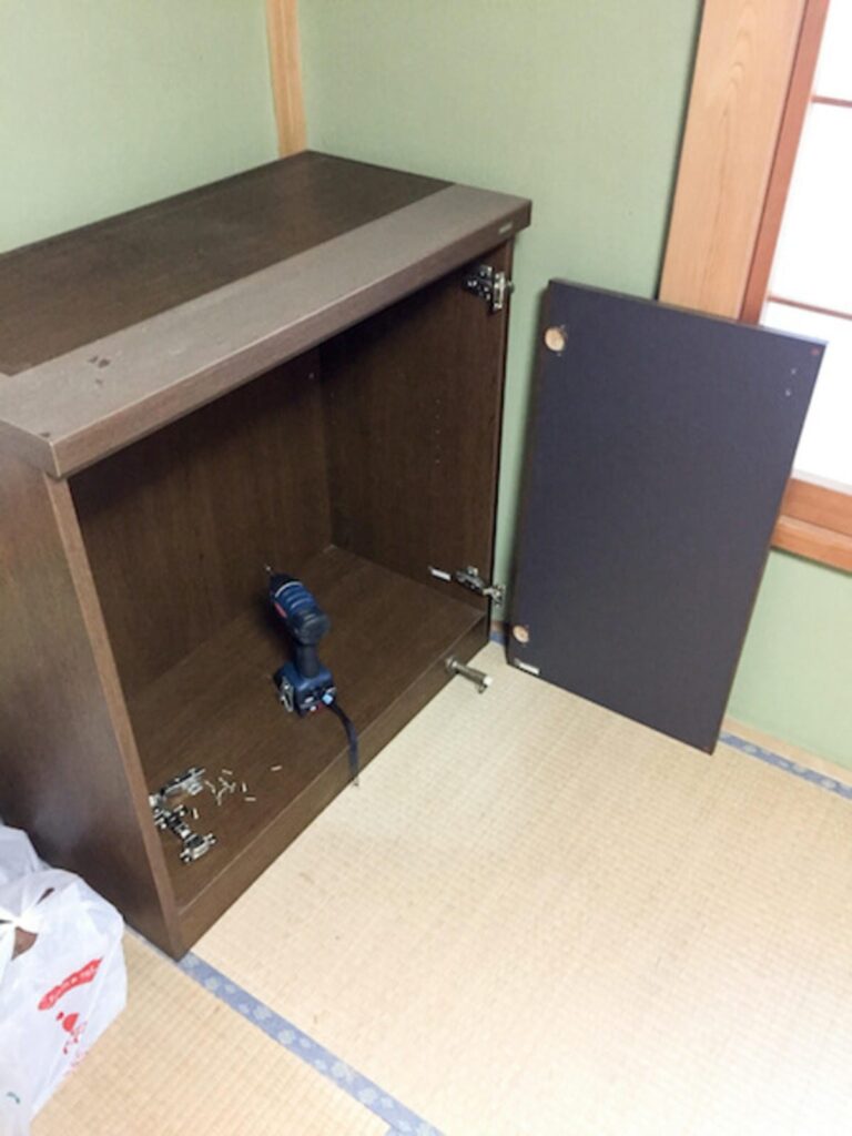 電動ドライバーを使用してタンスの扉と蝶つがいを取り外した後の様子