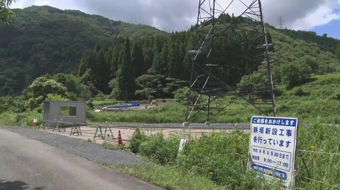 島根県益田市にある風力発電の送電鉄塔の建て替え工事現場